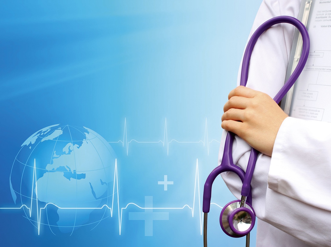 En professionell medicinsk bild som visar en vårdgivares hand som håller ett lila stetoskop mot en vit rock, med en ljusblå bakgrund med en jordglob och sjukvårdssymboler. Detta representerar medicinsk vård och global hälsoövervakning.